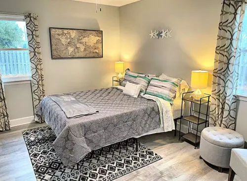 Charming Coastal Cottage Near Beach & Downtown