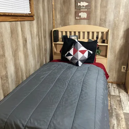 Charming 2-bedroom cabin uwith WiFi, AC in amazing McCarr