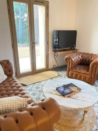 A FAMILY HOME IN PROVENCE: LA BONNE AVENTURE Отели в г. Сен-Митр-Ле-Рампар