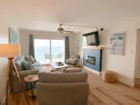 The Emerald Escape- Lux Renovation / Beachfront / King bed / 3 pools / Tiki Bar!