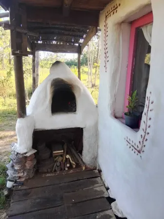 Hermosa casita de tierra en Punta del Diablo Отели рядом с достопримечательностью «Laguna Negra»