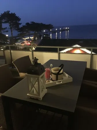 Direct lake view, charming apartment with balcony, swimming pool, playroom, parking space.