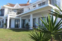@The Waves beach accommodation with sea and mountain views!7 Bedrooms