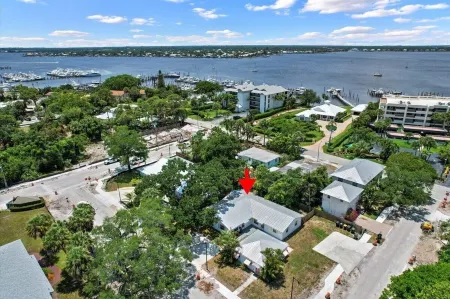 Charming 3-bedroom house in Pleasant Stuart with WiFi, AC