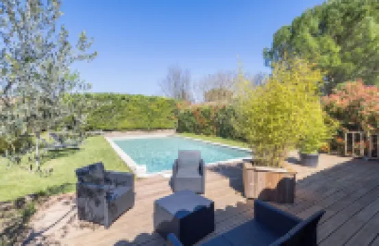 Located 5 minutes from the historic center of Uzès, in a wooded setting with swimming pool.