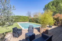 Located 5 minutes from the historic center of Uzès, in a wooded setting with swimming pool. Hotels in Montaren-et-Saint-Mediers