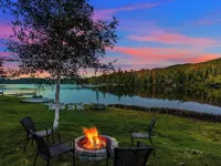 Quaint lakefront; firepit, boat, kayaks, paddleboard, grill, laundry, hammock Hotels in Springfield