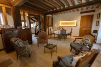 Cozy cottage for two on the prestigious Courtomer Estate — pets welcome! Hotels in Courtomer