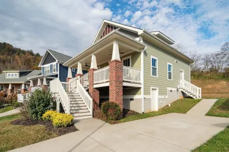 The Nest - The Perfect Asheville Getaway; Pet Friendly!, 10 Mins to Downtown Отели рядом с достопримечательностью «Charles D Owen Park»