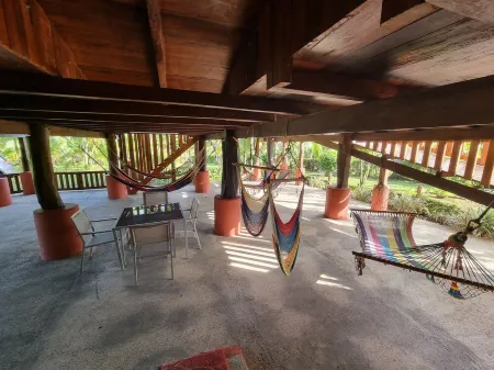 Río Celeste Rustic House located on a farm and surrounded by nature