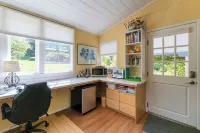 Peaceful Garden Oasis with Breakfast Provided
