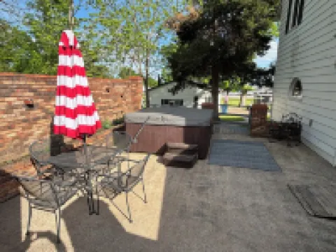 Charming, historic, 4-bedroom lake house w/Hot tub just steps away from lake! Hotels in Kuttawa