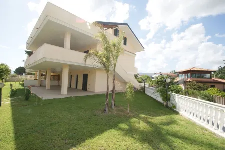 super Penthouse just 50m from the beach Отели в г. Бриатико