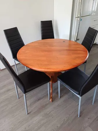 Nice Two Bedroom Apartment with courtyard/balcony in secure complex Отели в г. Келмскотт