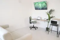 Adorable house just minutes from Central Milan. Hotels in Saronno