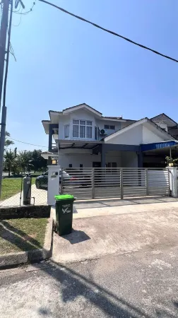 Charming 3-bedroom house with WiFi, AC & peaceful location in Bedong