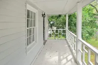 Charming 2-bedroom house in delightful Georgetown with AC, WiFi