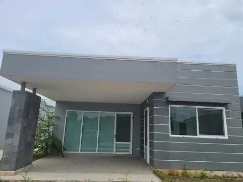 Brand new private home in a gated colony. 5 min walk to beach and all facilities 坦博爾酒店