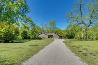 Fire Pit & Grill: Riverfront Home in Arkansas! - parking