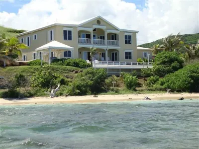 OCEANFRONT LUXURY VILLA, 4900sf, 4br, 4bth, billiards and Gym Hotel a 