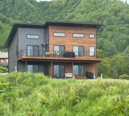 East End Swell - NEW- DOWNSTAIRS Retreat with Ocean, Mountain & Glacier Views
