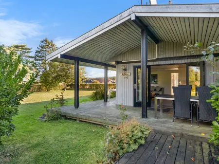 "Kajsa" - 250m from the sea Отели рядом с достопримечательностью «Maritimt Center Danmark»