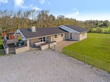 "Albina" - 844m from the Sea Отели в г. Lonstrup