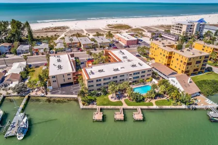 Westwinds Waterfront Resort Отели в г. Треже Айленд