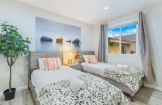M2-Bungalow Home Quiet & safe 3bedroom 2 bath Foot of the mountain Kingbed!