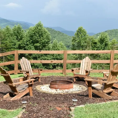 Private Retreat on 7 Acres, Mountain Views, Firepit, King Bed, Sleeps 6.
