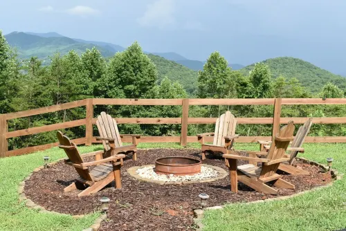 Private Retreat on 7 Acres, Mountain Views, Firepit, King Bed, Sleeps 6.