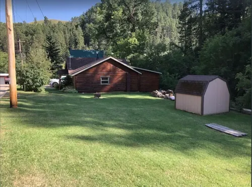 Cozy Cabin located in the heart of the Black Hills, but close to Deadwood & Lead