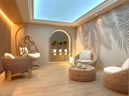 Brit Hotel Piscine & Spa - Fougères Отели в г. Сен-Брис-ан-Коглес