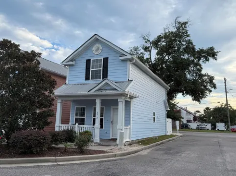 MRV73,  3-Bedroom Cottage, 2 blocks To The Beach! Free WIFI, Free Parking