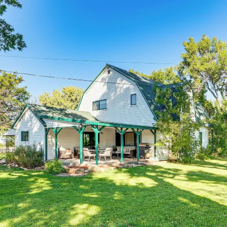 Patio & Mountain Views: Farmhouse in Mancos!