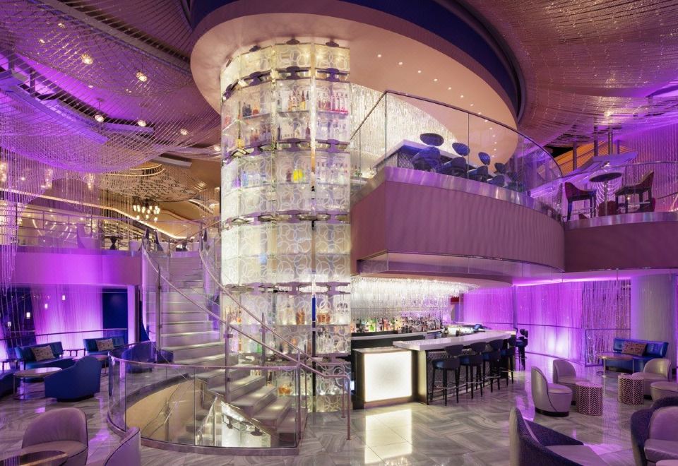 더 코스모폴리탄 객실 내부의 고급스러운 인테리어