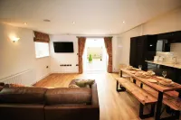 Newly Refurbished Cottage - Sleeps 4 - Central - Villas