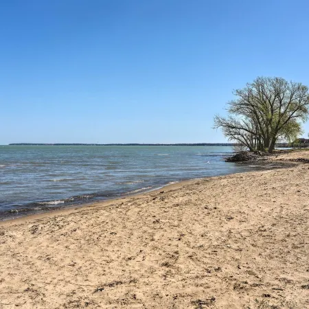 Home on Lake Erie 3 Bedrooms 3 Bathrooms