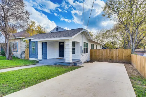 Charming San Antonio Home ~ 2 Mi to the Alamo! - Parking