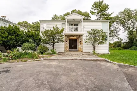 6 Br Mansion , Celebration Welcomes Отели рядом с достопримечательностью «Battle of the Rocks Monument, Norwalk, CT 06851»