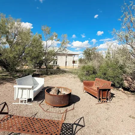 Dickson Marfa House - Spacious 7-Bedroom Vacation Rental + Events