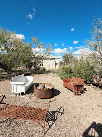 Dickson Marfa House - Spacious 7-Bedroom Vacation Rental + Events