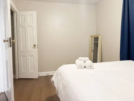 Spring Street Suites B / Stylish 3BD/1BA Apt