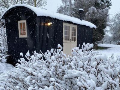 Cosy Romantic Shepherd Hut in Open Countryside