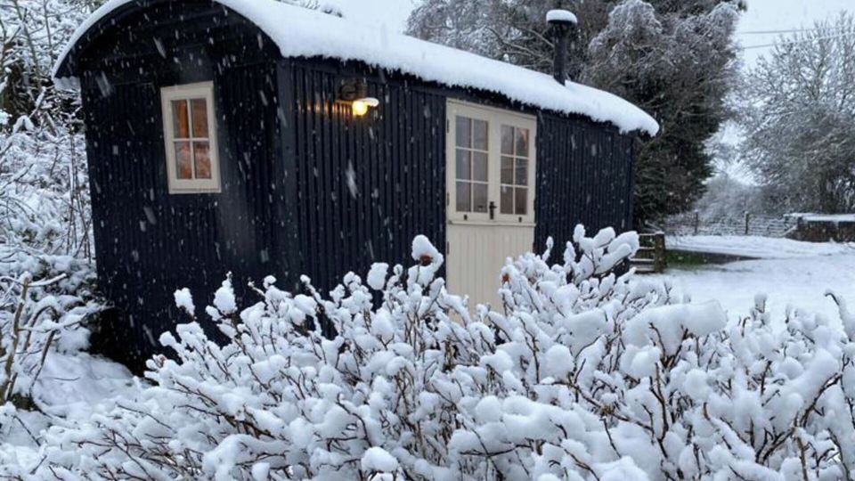 Cosy Romantic Shepherd Hut in Open Countryside