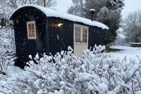 1 Bed Glamping Hut - Firepit, Fireplace, Views Отели в г. Blaydon-on-Tyne