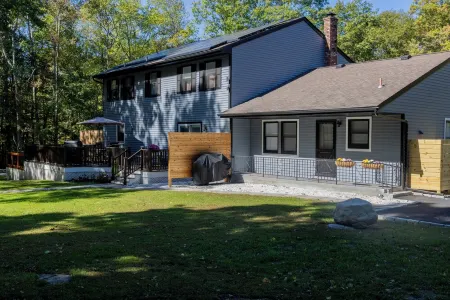 Spacious 5-bedroom house in the woods in Cold Spring just 5 minutes from town Отели в г. Филипстаун