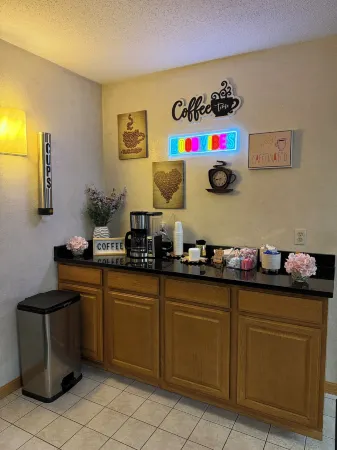 Lincoln Host Motor Inn Отели в г. Bay de Noc Township