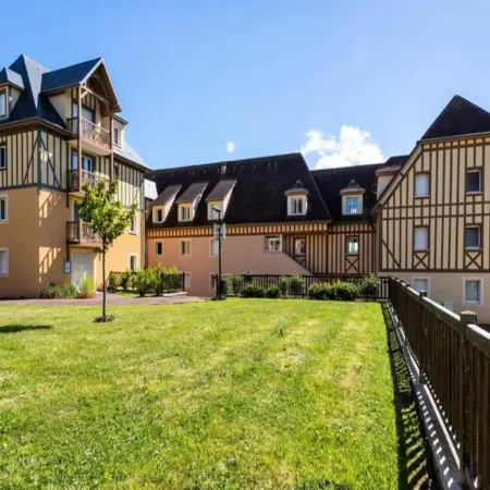 Apartment in Deauville near Beach & Golf Отели в г. Сент-Арну