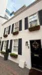 Townhouse with gated parking in St Helier Отели в г. 